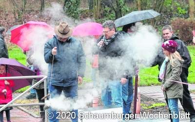 Der Schwimmflügel-Transport paddelt durch das Becken des Sonnenbrinkbades