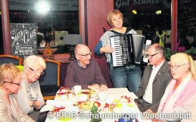 Spaß bei Bescherung und Adventsgesang