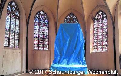 Bunte Glasfenster sind nach fast einem Jahr wieder an ihrem Platz