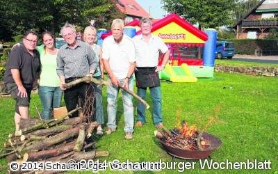 Genossen machen es sich am Lagerfeuer gemütlich