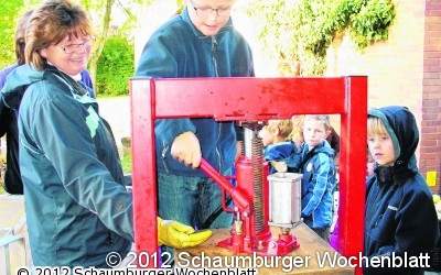 Der frische Apfelsaft fließt in Strömen