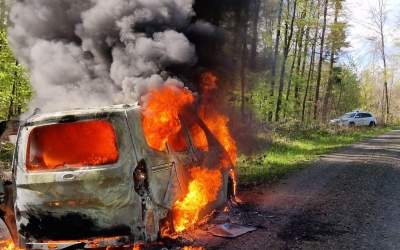Drei verletzte Personen nach Fahrzeugbrand