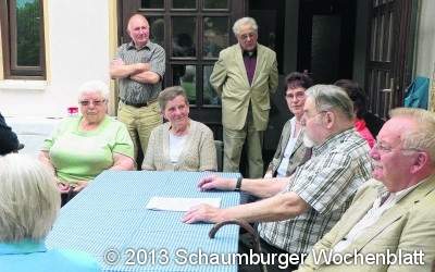 Alte Schulbänke im Klassenzimmer