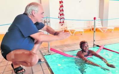 Melody und Maisie lernen schwimmen