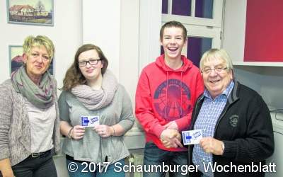 Saskia Solbach und Finn Blanke sind für den Volksbund der Kriegsgräberfürsorge im Einsatz