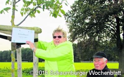 Heimatbundgruppe bringt Schilder an