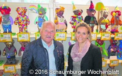 Teddybären zieren Schaufenster