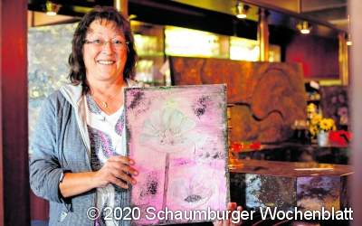 Mit dem Spachtel Strukturen zum Vorschein bringen