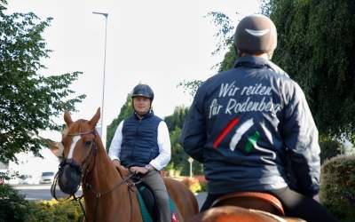 Hoch zu Ross zur Fahnenweihe