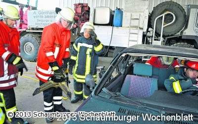 Einsatzkräfte üben Rettung eingeklemmter Personen