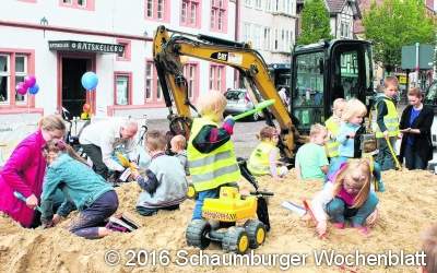 Glückliche Kinder und strahlende Eltern