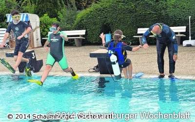 Mit Flossen, Schnorchel und Atemluft abtauchen in das Schwimmbecken