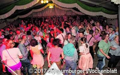 Dirndl, Weißwurst und Knaller-Stimmung