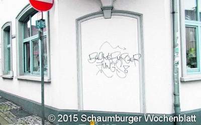 Unbekannte beschmieren Wand