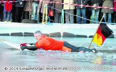 Mit dem Surfbrett durch das Eiswasser