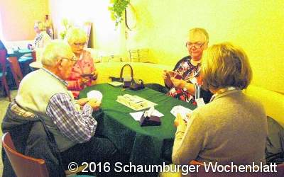 Spieler-Paare wandern von einem Lokal zum anderen