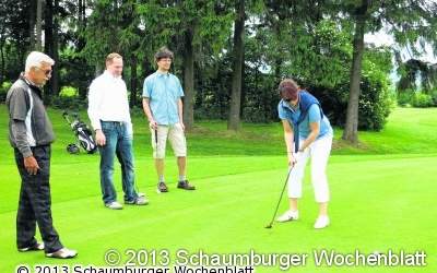 Golfinteressierte putten auf dem frischen Grün