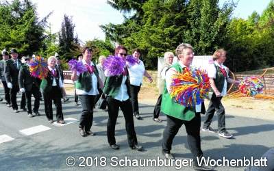 Tausend Teilnehmer marschieren durchs Dorf