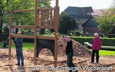 Väter errichten neue Geräte auf dem Spielplatz