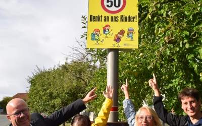 Geschwindigkeits-Warnschilder gespendet