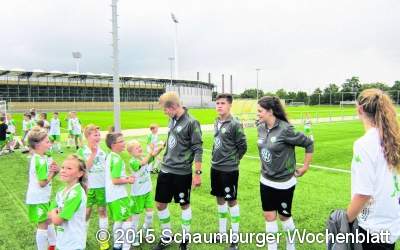 Junior-Coaches bilden sich mit Hilfe von Profis im Sommercamp der VfL-Fußballschule fort