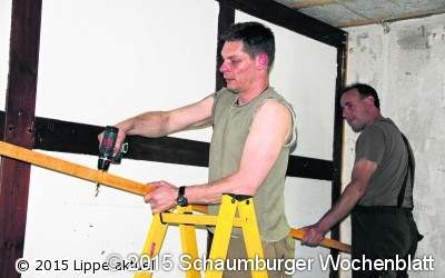 Mit Bohrschrauber und Hammer
