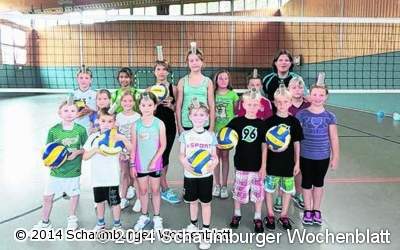 16 Kinder lernen Volleyball kennen