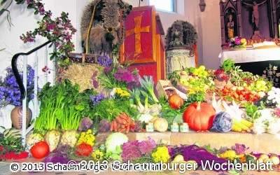 Dorfjugend in Trachten zum Erntedankfest