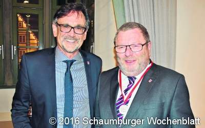 Rosa Bürgermeisterelefant jagt grünen Dickhäuter der SPD