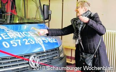 Neuer Bürgerbus wird mit Sekt getauft