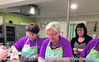 Die Landfrauen in  der Kochwerkstatt