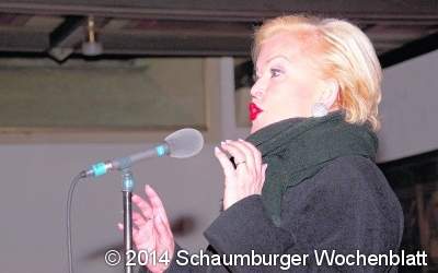 Diva kommt ganz in schwarz