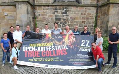 Die „True Collins“ heizen auf dem Kirchplatz ein