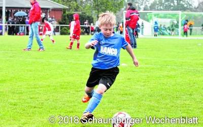 Hunderte kleine Füße 
treten hinter den Ball