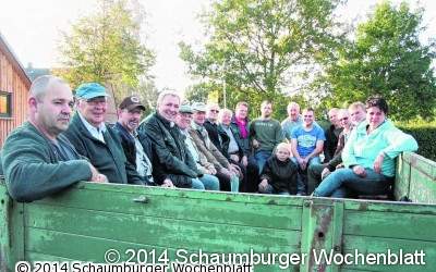 Jagdgenossen fahren zu Ockerteichen und Biotop