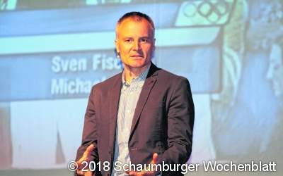 Medaillen im Schrank und Daumen an der Hand