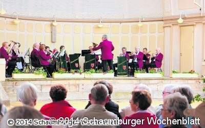 Farbenfrohe Trachten schwingen übers Pflaster