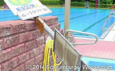 ZOB-Schild treibt im Freibadwasser