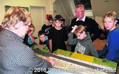 Bei Schulmodellbahn wirkt auch die Polizei mit