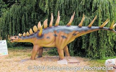 Dinosaurier fahren im Kreisverkehr