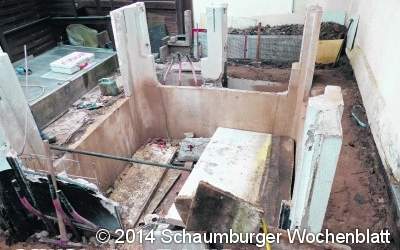 Betonwand fällt auf Arbeiter