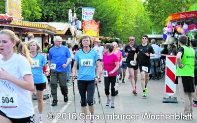 Mit Volldampf über den Festplatz