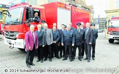 Batterie von neuen Feuerwehrfahrzeugen reiht sich auf Bückeburger Marktplatz auf