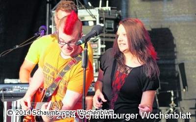 Fröhliche Party-Stimmung auf dem Marktplatz