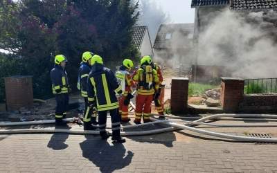 Kellerbrand breitet sich bis in den Dachstuhl aus