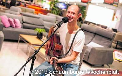Tanz-Flashmob überrascht die Moonlight-Shopper auf dem Sofa