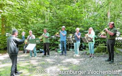 Jagdhornbläser musizieren gemeinsam