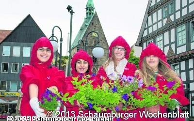 Blütenpracht in der Stadt WBG-Schüler bepflanzen 120 Blumenkübel / Alle Patenschilder aufpoliert