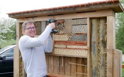 Kooperationsteam baut Wildbienenbruthilfe an der Sudewiese