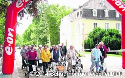 Mit Rollatoren und Teamgeist geht es gemeinsam über die Strecke